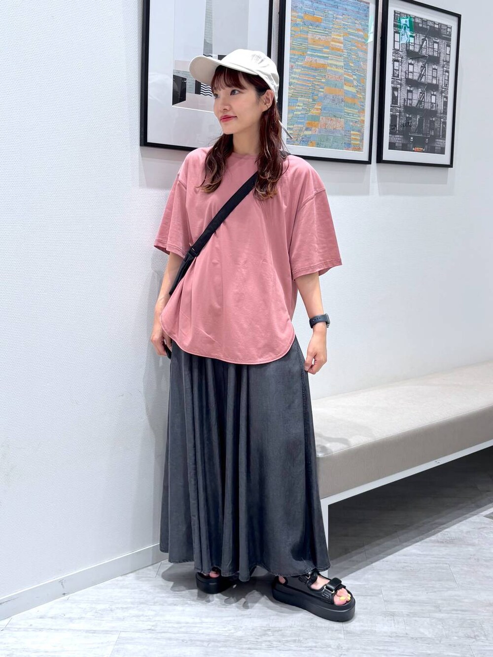 ブラック系のショルダーバッグ、ブラック系のその他パンツ、ピンク系のTシャツ/カットソーを着用したレディースの夏コーディネートの2枚目の写真