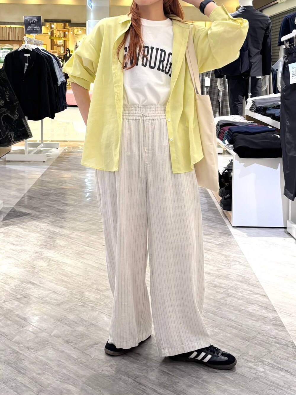 ホワイト系のトートバッグ、ベージュ系のその他パンツ、ホワイト系のTシャツ/カットソーを着用したレディースの春コーディネートの4枚目の写真