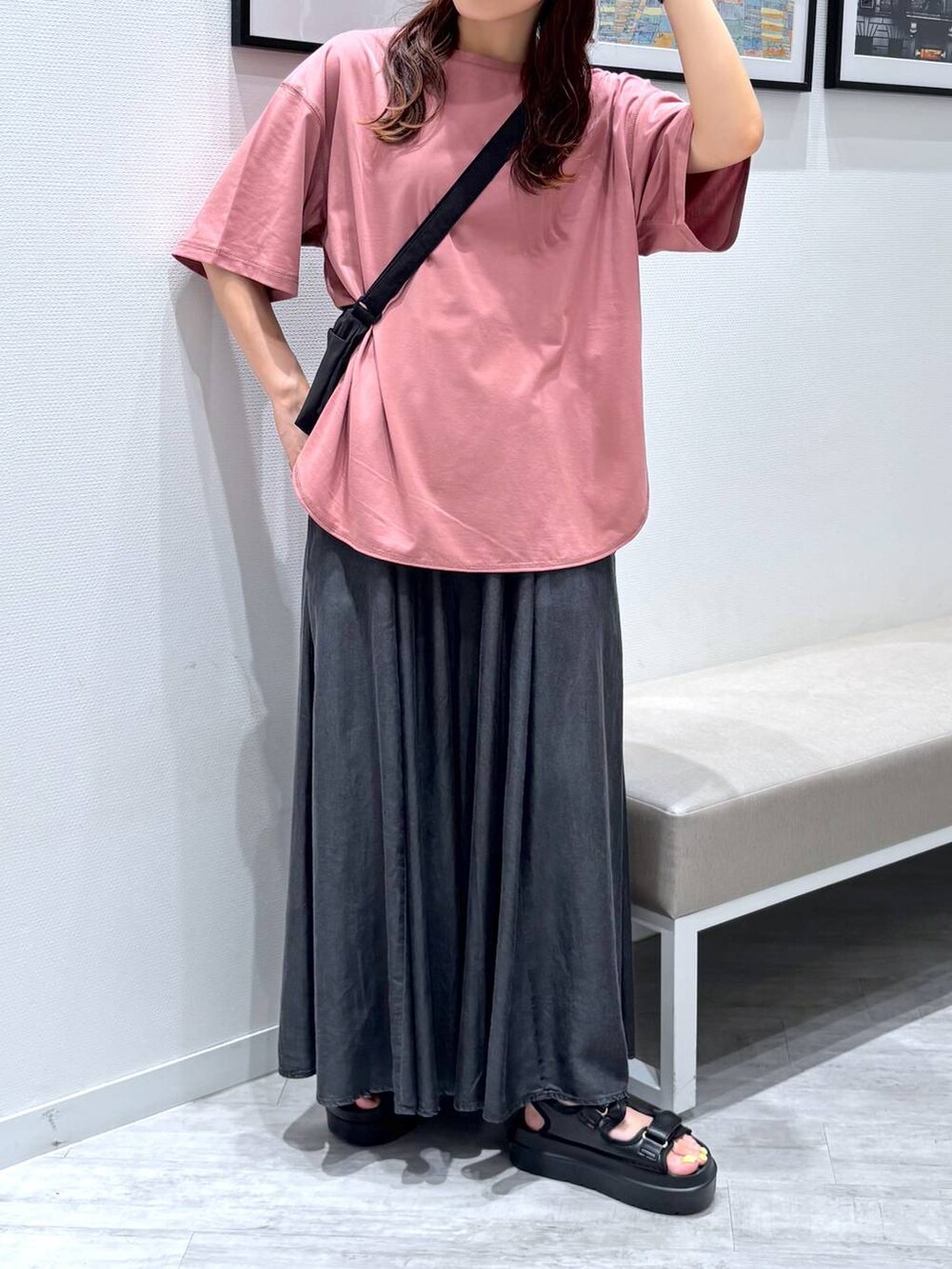 ブラック系のショルダーバッグ、ブラック系のその他パンツ、ピンク系のTシャツ/カットソーを着用したレディースの夏コーディネートの5枚目の写真