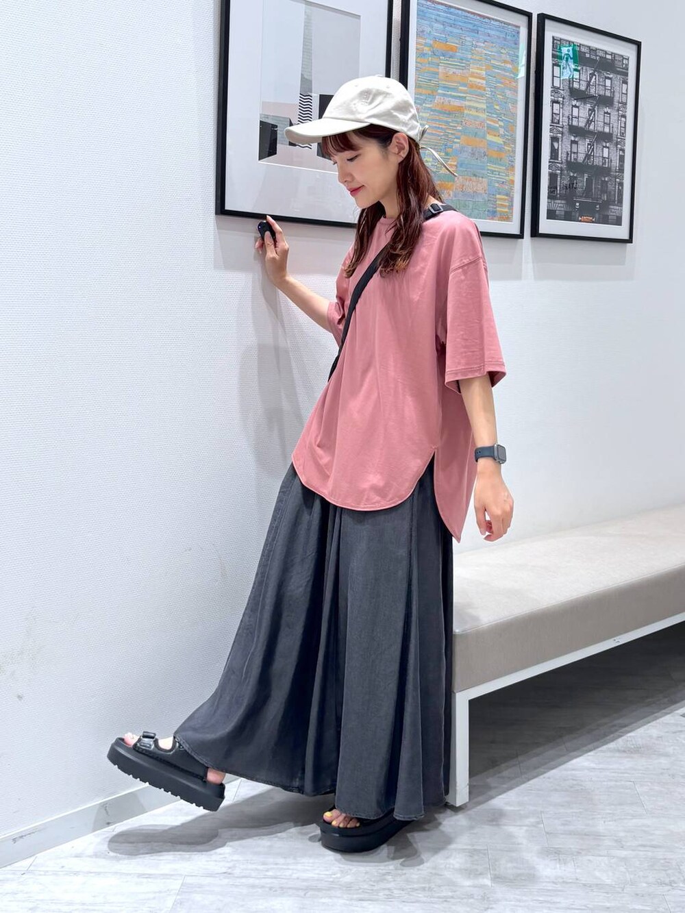 ブラック系のショルダーバッグ、ブラック系のその他パンツ、ピンク系のTシャツ/カットソーを着用したレディースの夏コーディネートの3枚目の写真