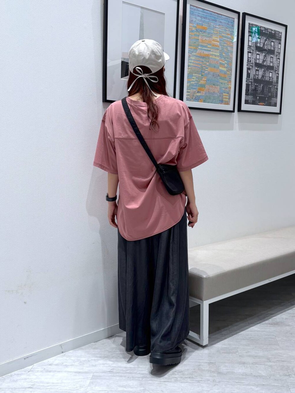 ブラック系のショルダーバッグ、ブラック系のその他パンツ、ピンク系のTシャツ/カットソーを着用したレディースの夏コーディネートの4枚目の写真