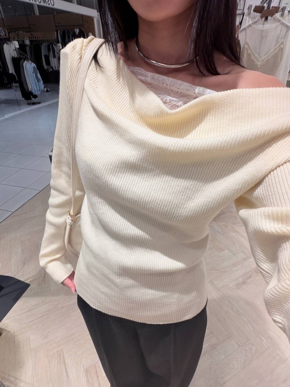 ホワイト系のショルダーバッグ、ブラック系のパンプス、ホワイト系のニット/セーターを着用したレディースの秋コーディネートの4枚目の写真