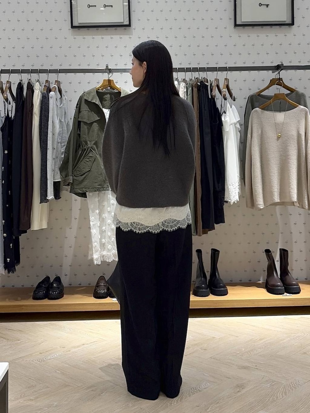 ブラック系のショルダーバッグ、ブラック系のパンプス、ホワイト系のシャツ/ブラウスを着用したレディースの秋コーディネートの5枚目の写真