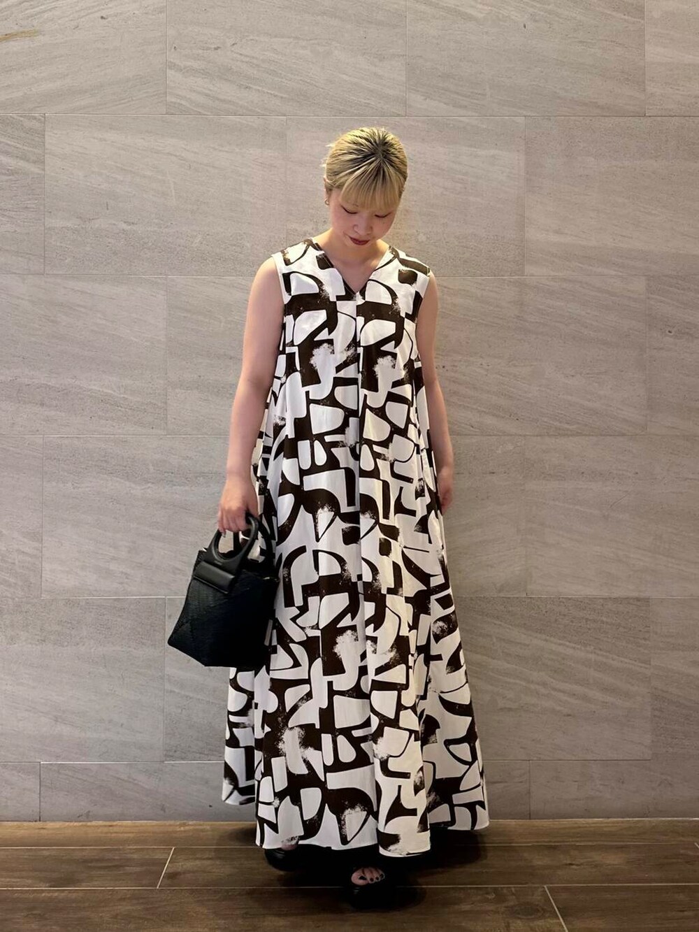 ブラック系のショルダーバッグ、ベージュ系のその他アウター、ブラウン系のワンピースを着用したレディースの夏コーディネートの5枚目の写真