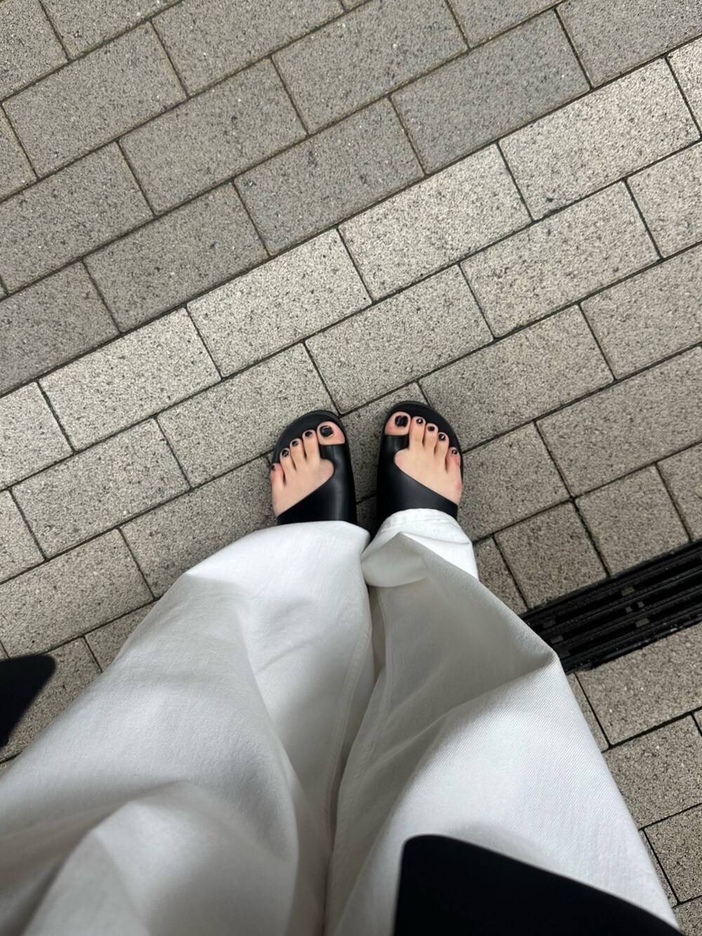 ホワイト系のデニムパンツ、ホワイト系のTシャツ/カットソー、ブラック系のその他アウターを着用したレディースの春コーディネートの6枚目の写真