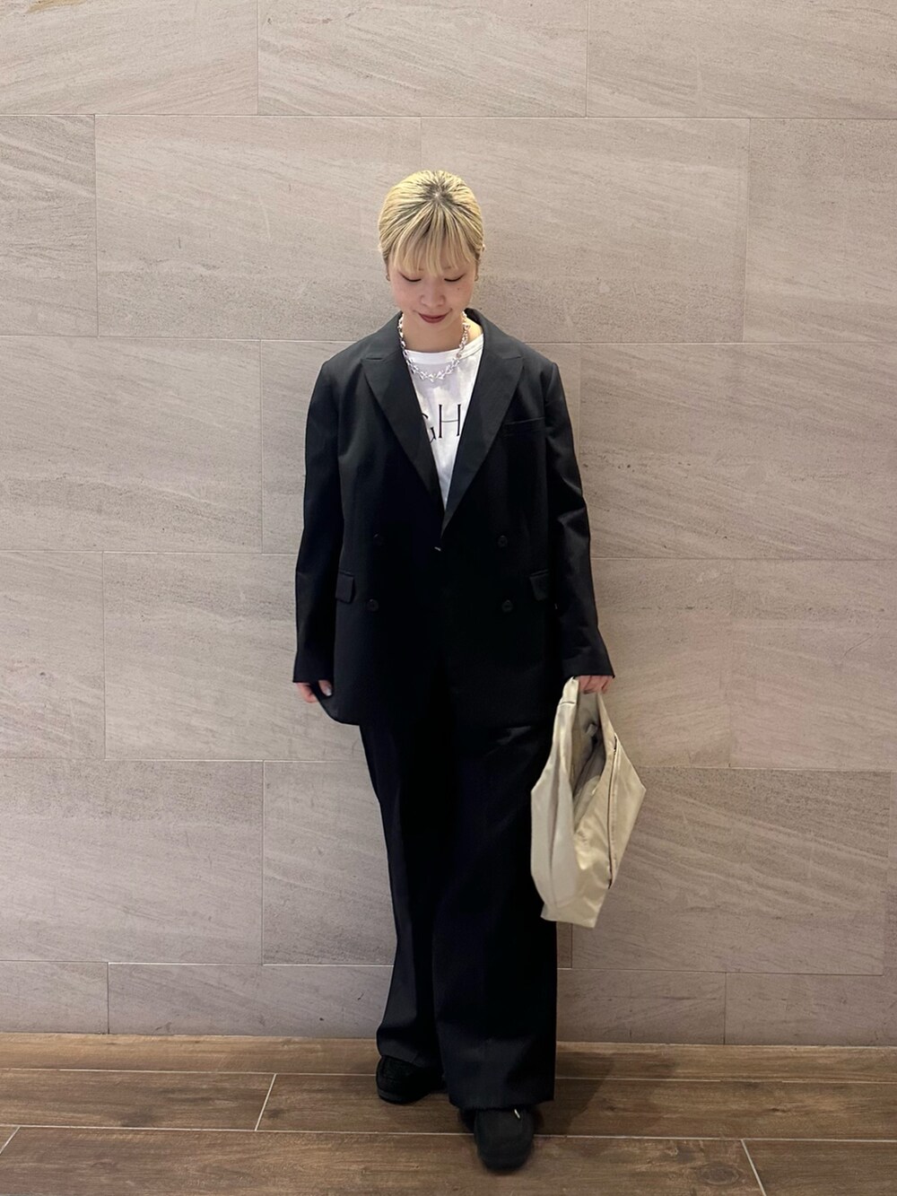 ブルー系のその他アウター、ブルー系のその他パンツ、ホワイト系のTシャツ/カットソーを着用したレディースの秋コーディネートの5枚目の写真