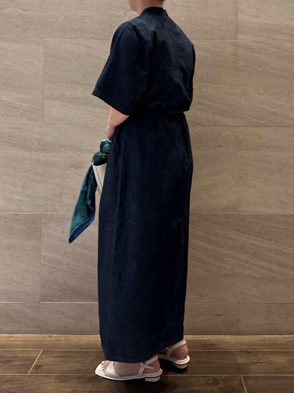 ホワイト系のサンダル、ホワイト系のハンドバッグ、ブルー系のワンピースを着用したレディースの夏コーディネートの5枚目の写真