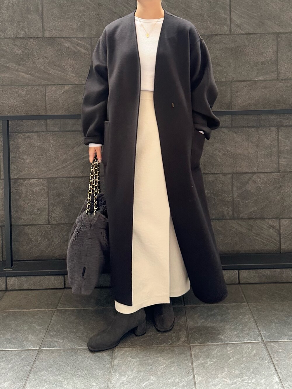 グレー系のその他アウター、ホワイト系のTシャツ/カットソー、グレー系のショルダーバッグを着用したレディースの秋コーディネートの2枚目の写真