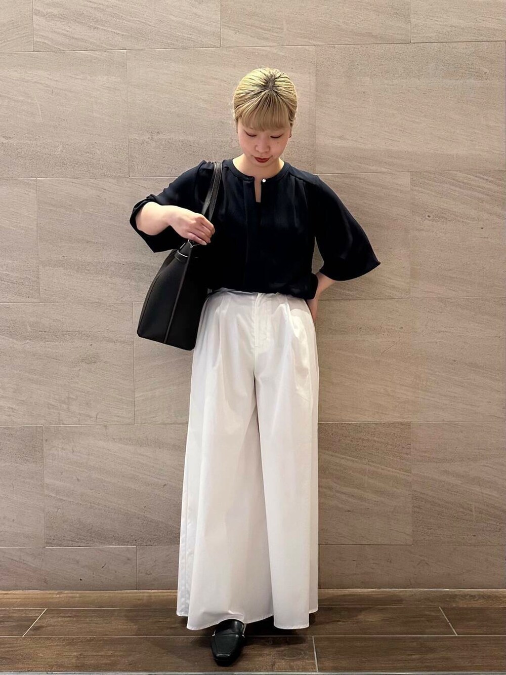 ブラック系のローファー、ブルー系のシャツ/ブラウス、ホワイト系のその他パンツを着用したレディースの春コーディネートの2枚目の写真