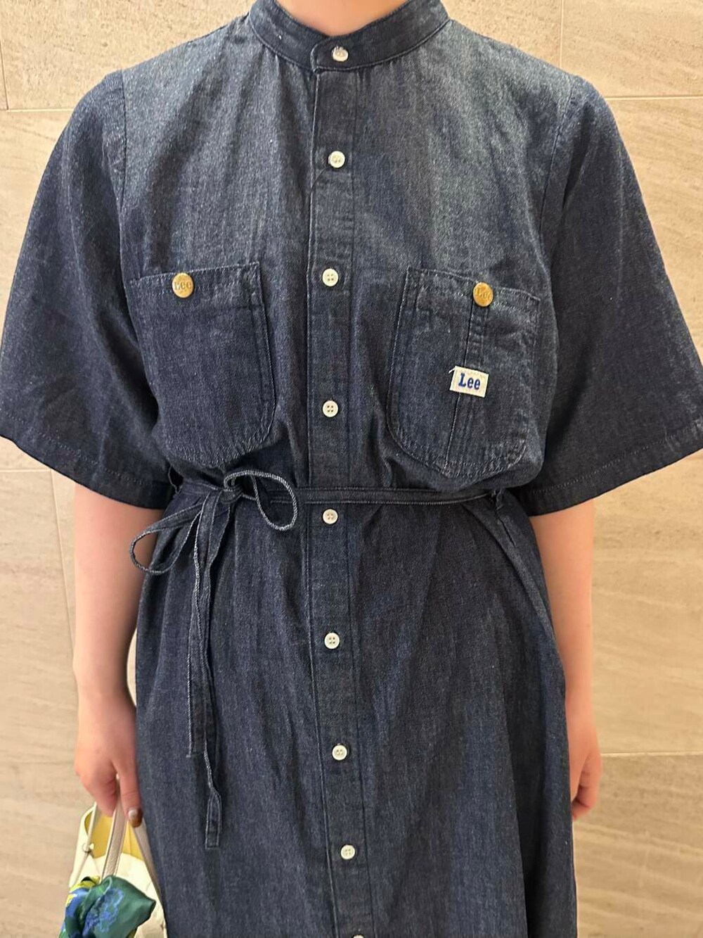 ホワイト系のサンダル、ホワイト系のハンドバッグ、ブルー系のワンピースを着用したレディースの夏コーディネートの7枚目の写真