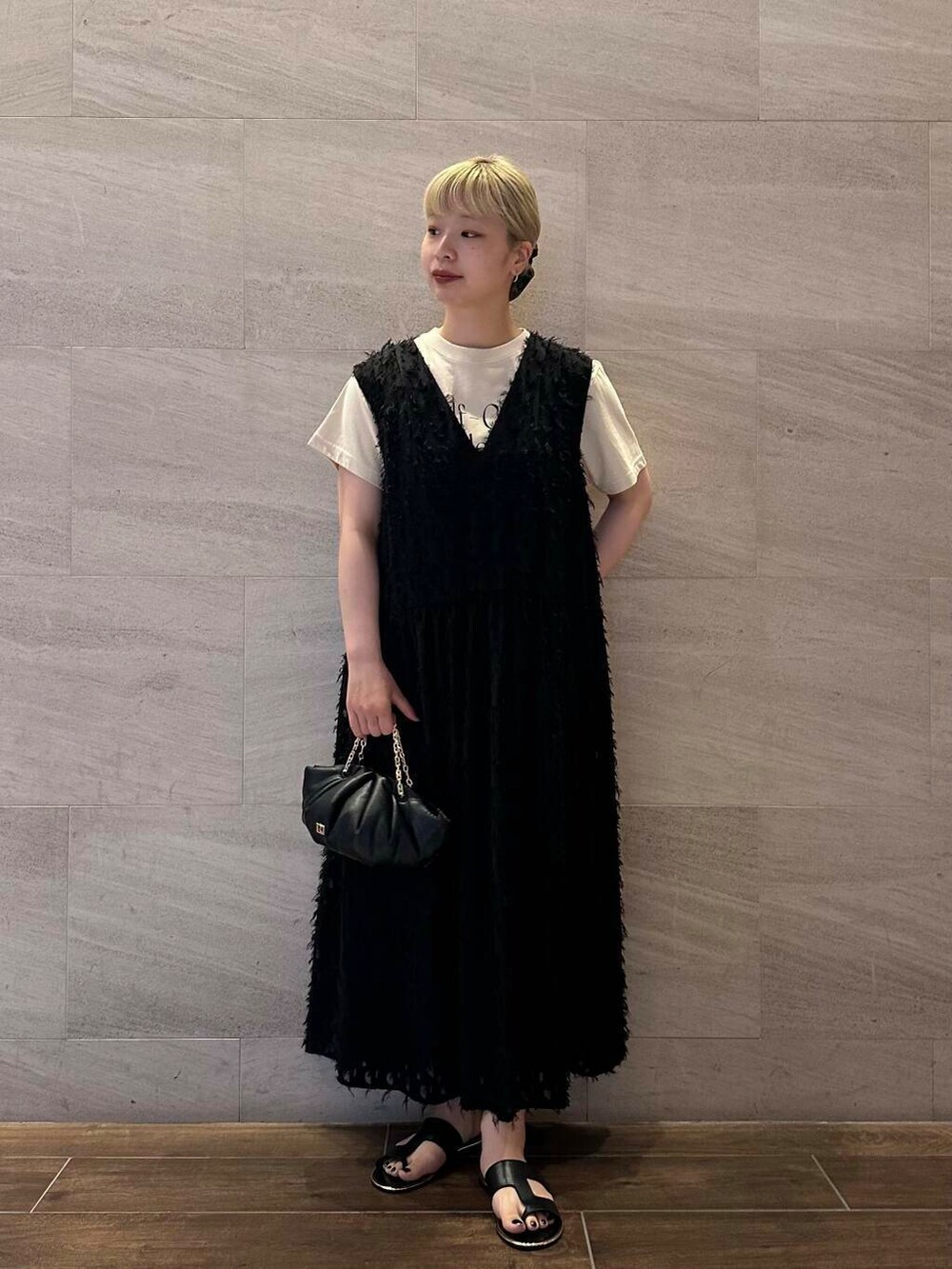 ベージュ系のTシャツ/カットソー、ブラック系のワンピースを着用したレディースの夏コーディネートの2枚目の写真