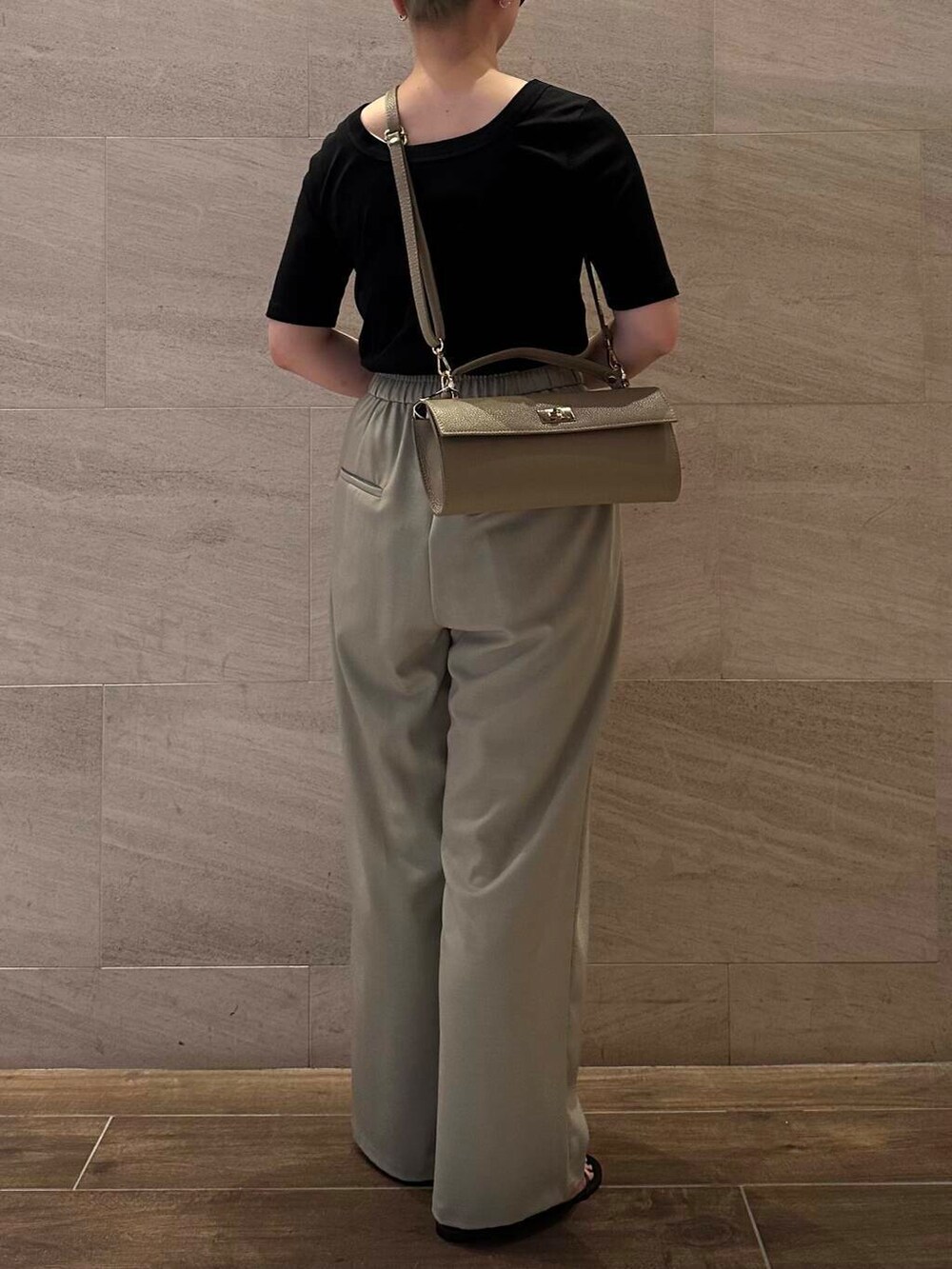 ベージュ系のその他パンツ、ベージュ系のショルダーバッグ、ブラック系のTシャツ/カットソーを着用したレディースの夏コーディネートの5枚目の写真