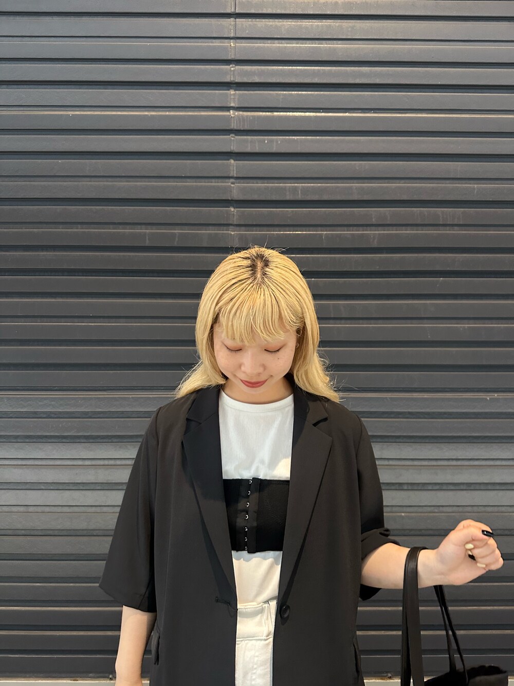 ホワイト系のデニムパンツ、ホワイト系のTシャツ/カットソー、ブラック系のその他アウターを着用したレディースの春コーディネートの7枚目の写真