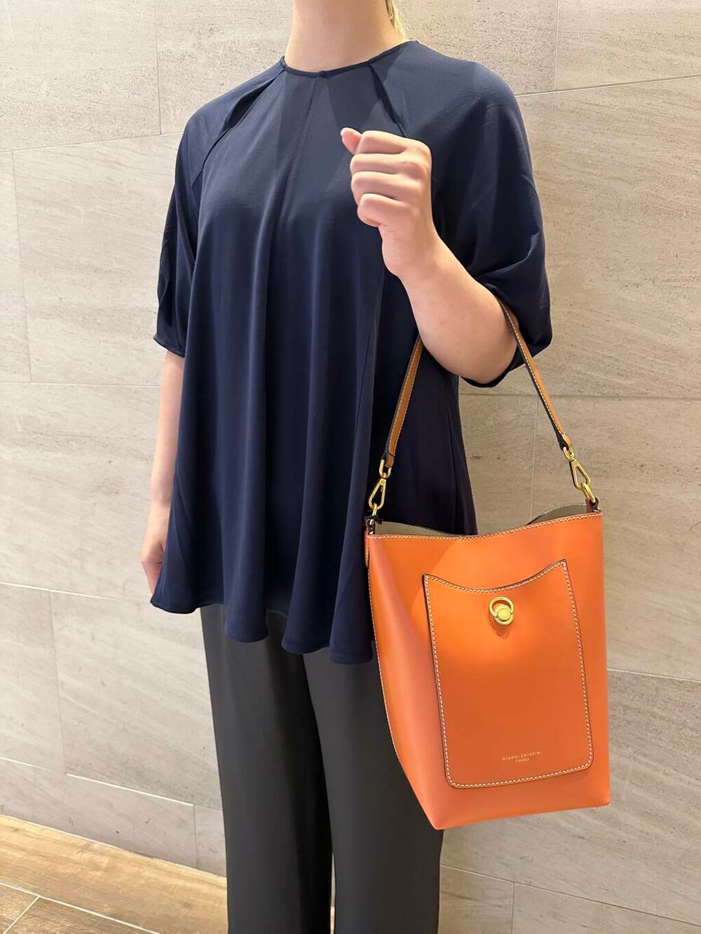 ブルー系のTシャツ/カットソー、ベージュ系のその他シューズを着用したレディースの夏コーディネートの3枚目の写真