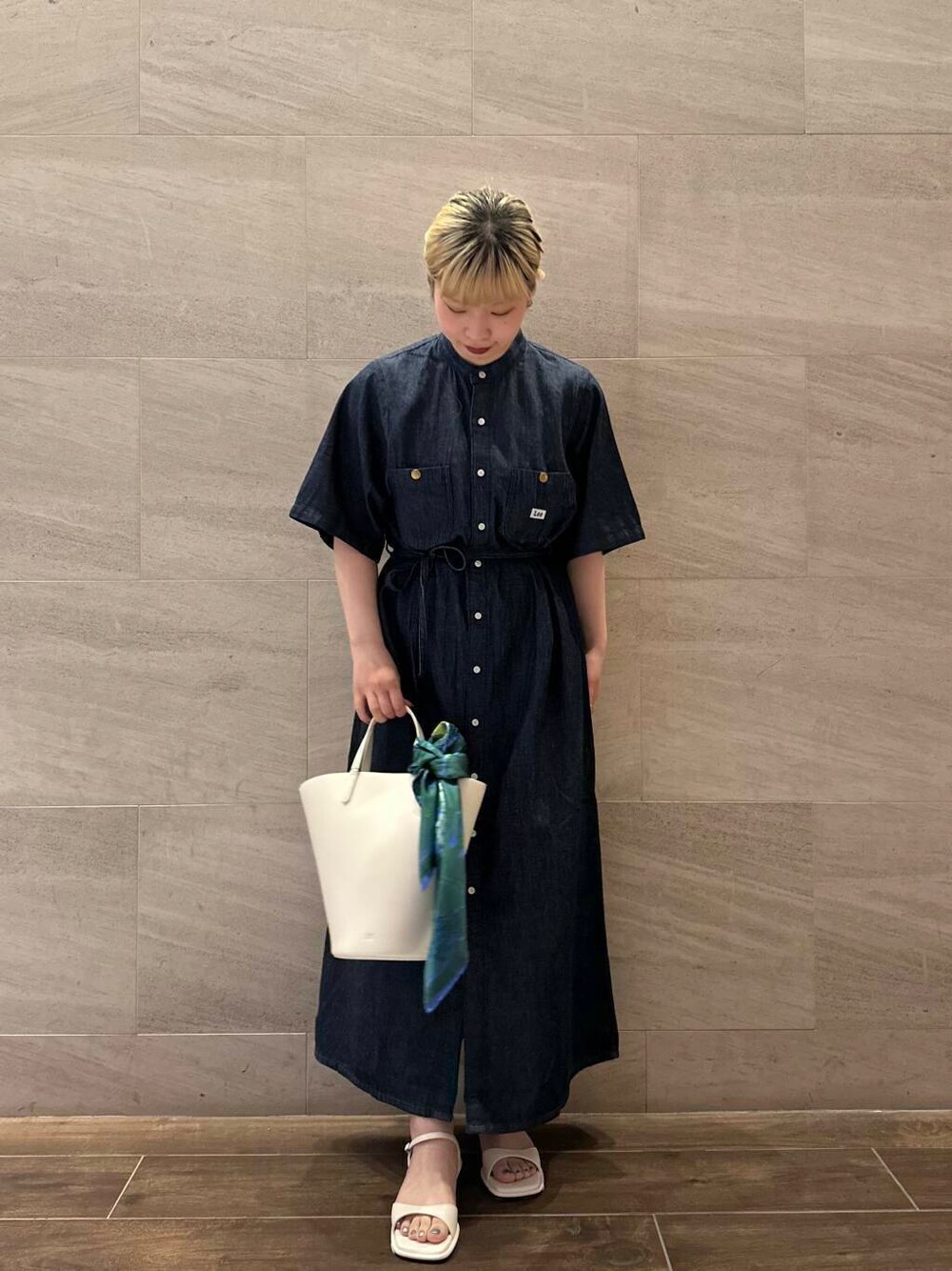 ホワイト系のサンダル、ホワイト系のハンドバッグ、ブルー系のワンピースを着用したレディースの夏コーディネートの4枚目の写真