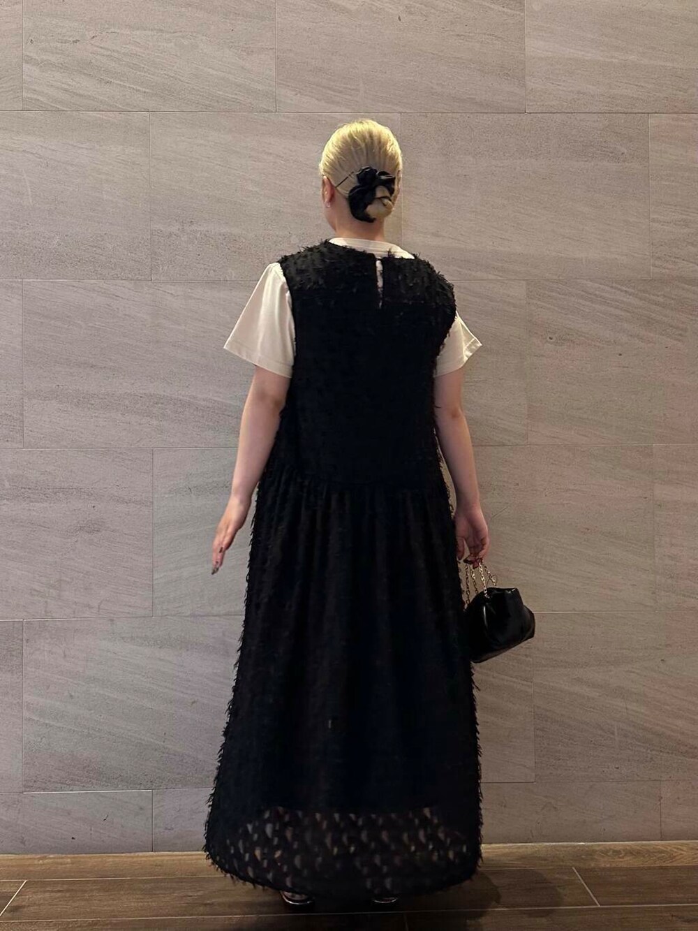 ベージュ系のTシャツ/カットソー、ブラック系のワンピースを着用したレディースの夏コーディネートの5枚目の写真