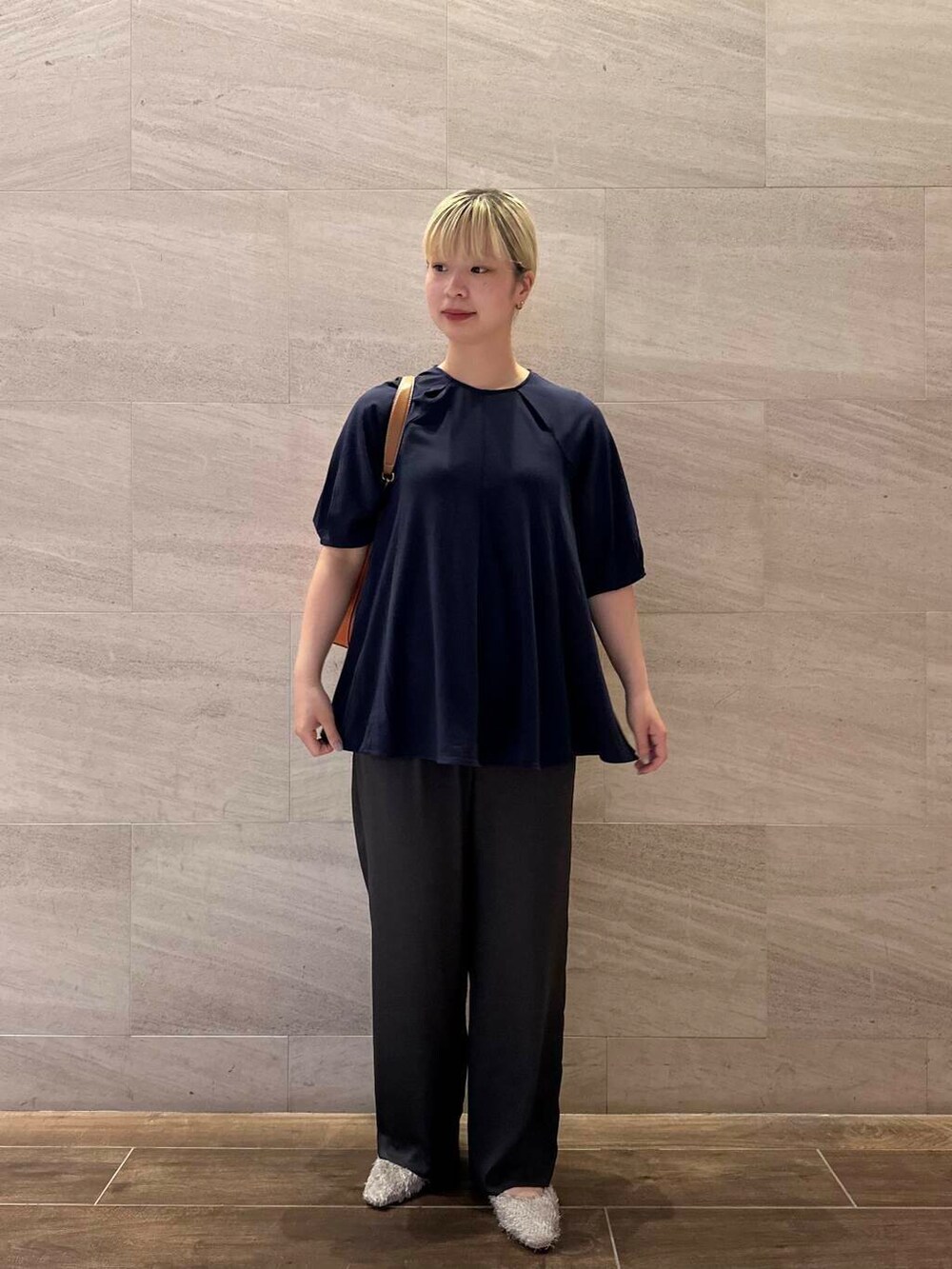 ブルー系のTシャツ/カットソー、ベージュ系のその他シューズを着用したレディースの夏コーディネートの5枚目の写真