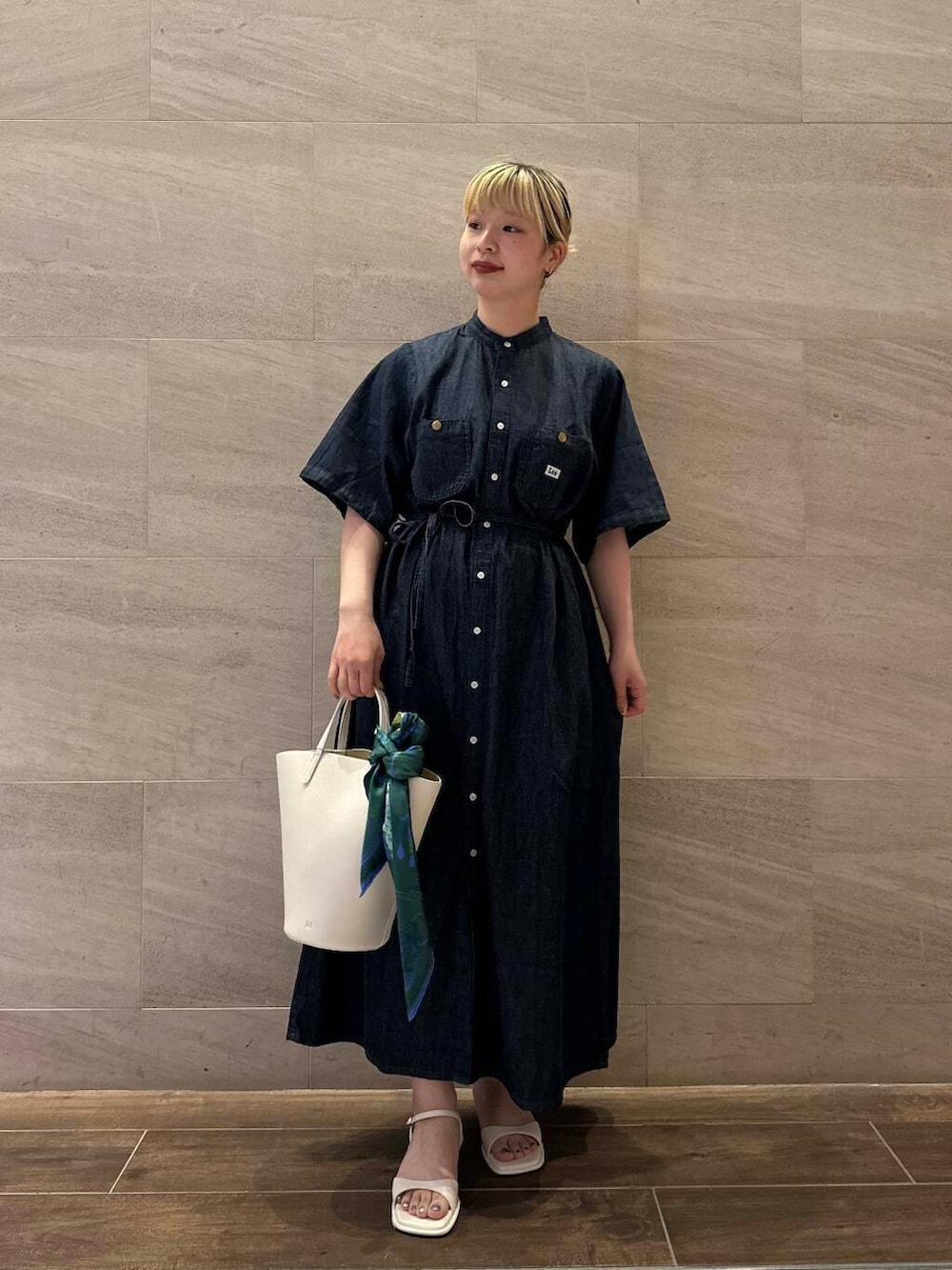 ホワイト系のサンダル、ホワイト系のハンドバッグ、ブルー系のワンピースを着用したレディースの夏コーディネートの2枚目の写真