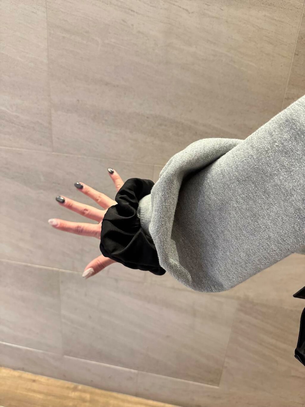 ブラック系のショルダーバッグ、グレー系のスウェット、ブラック系のスカートを着用したレディースの春コーディネートの2枚目の写真