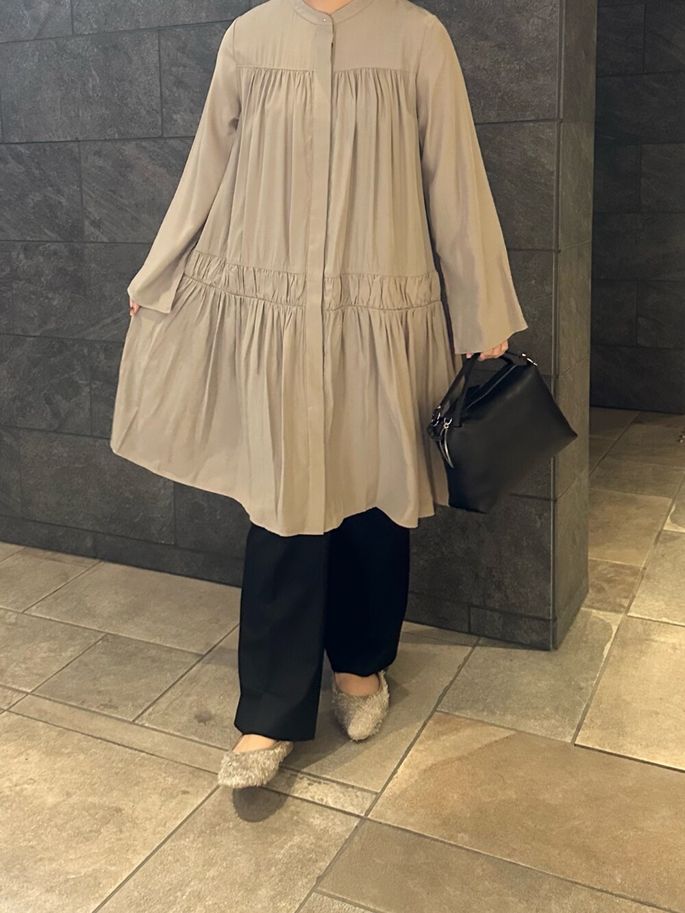 グレー系のワンピース、ブラック系のその他パンツ、ベージュ系のその他シューズを着用したレディースの秋コーディネートの3枚目の写真