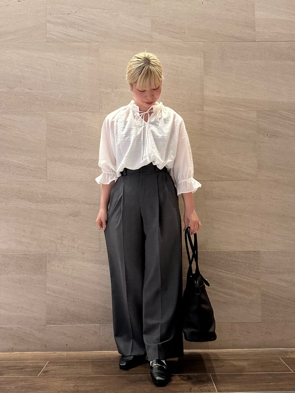 グレー系のその他パンツ、ホワイト系のシャツ/ブラウス、ブラック系のトートバッグを着用したレディースの秋コーディネートの2枚目の写真