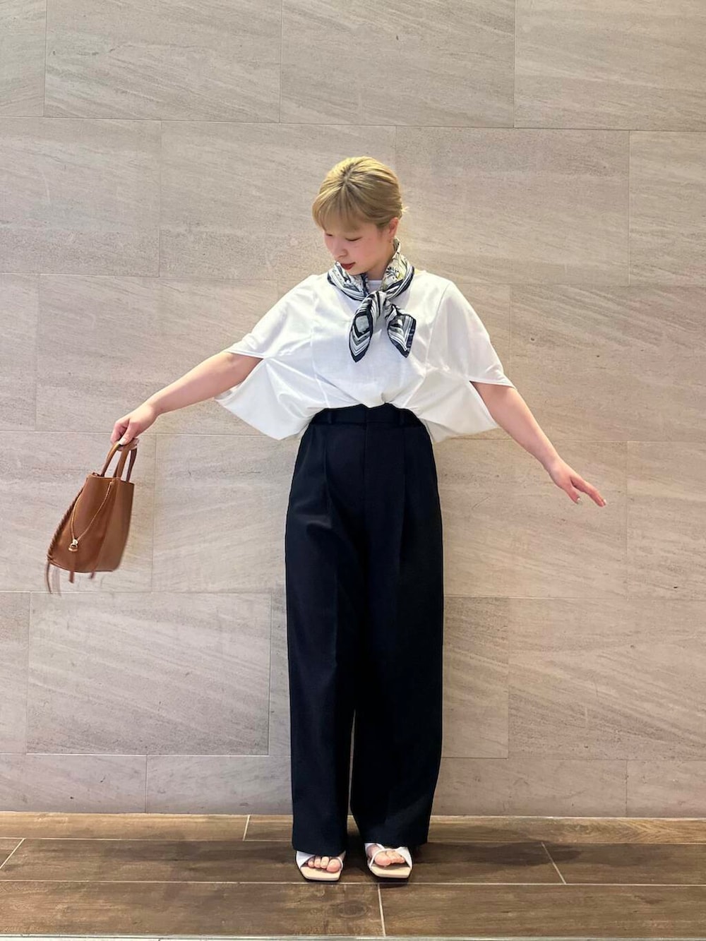 ブラウン系のショルダーバッグ、ブルー系のその他パンツ、ホワイト系のTシャツ/カットソーを着用したレディースの春コーディネートの4枚目の写真