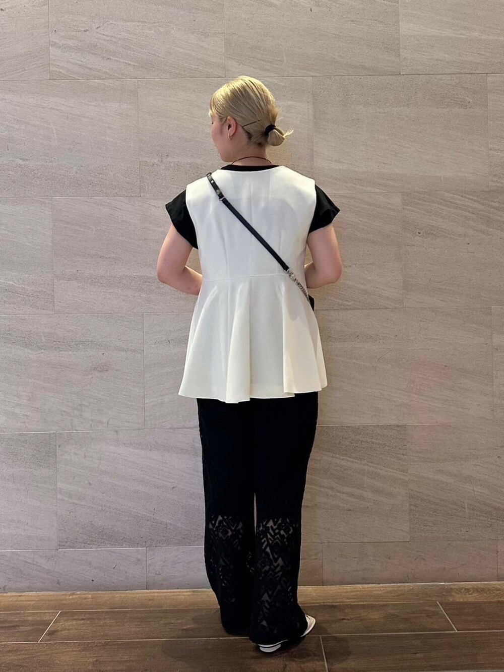 ホワイト系のサンダル、ブラック系のTシャツ/カットソー、ブラック系のその他パンツを着用したレディースの夏コーディネートの5枚目の写真