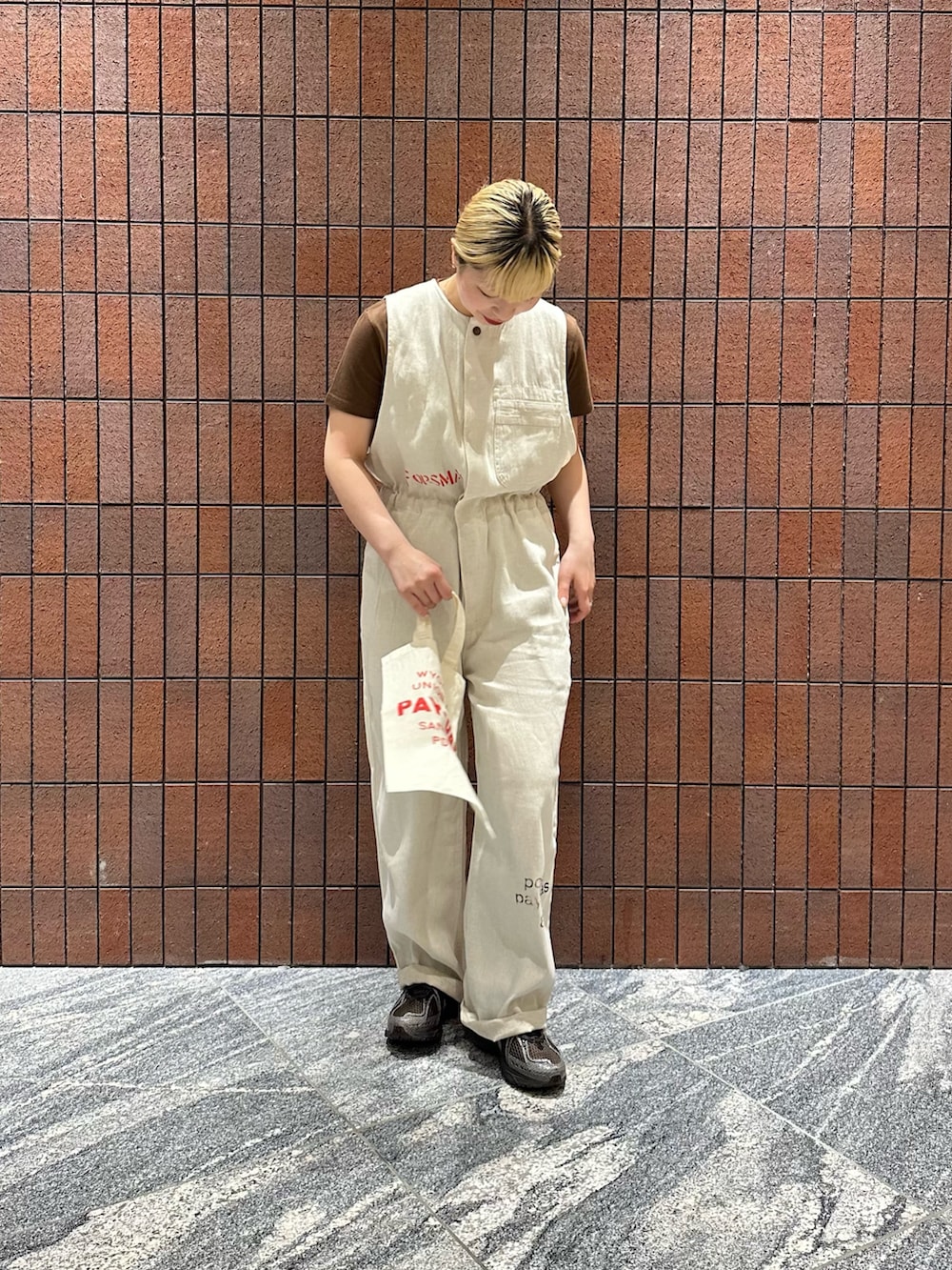 ベージュ系のその他パンツ、ブラウン系のTシャツ/カットソー、ブラウン系のスニーカーを着用したレディースの春コーディネートの4枚目の写真