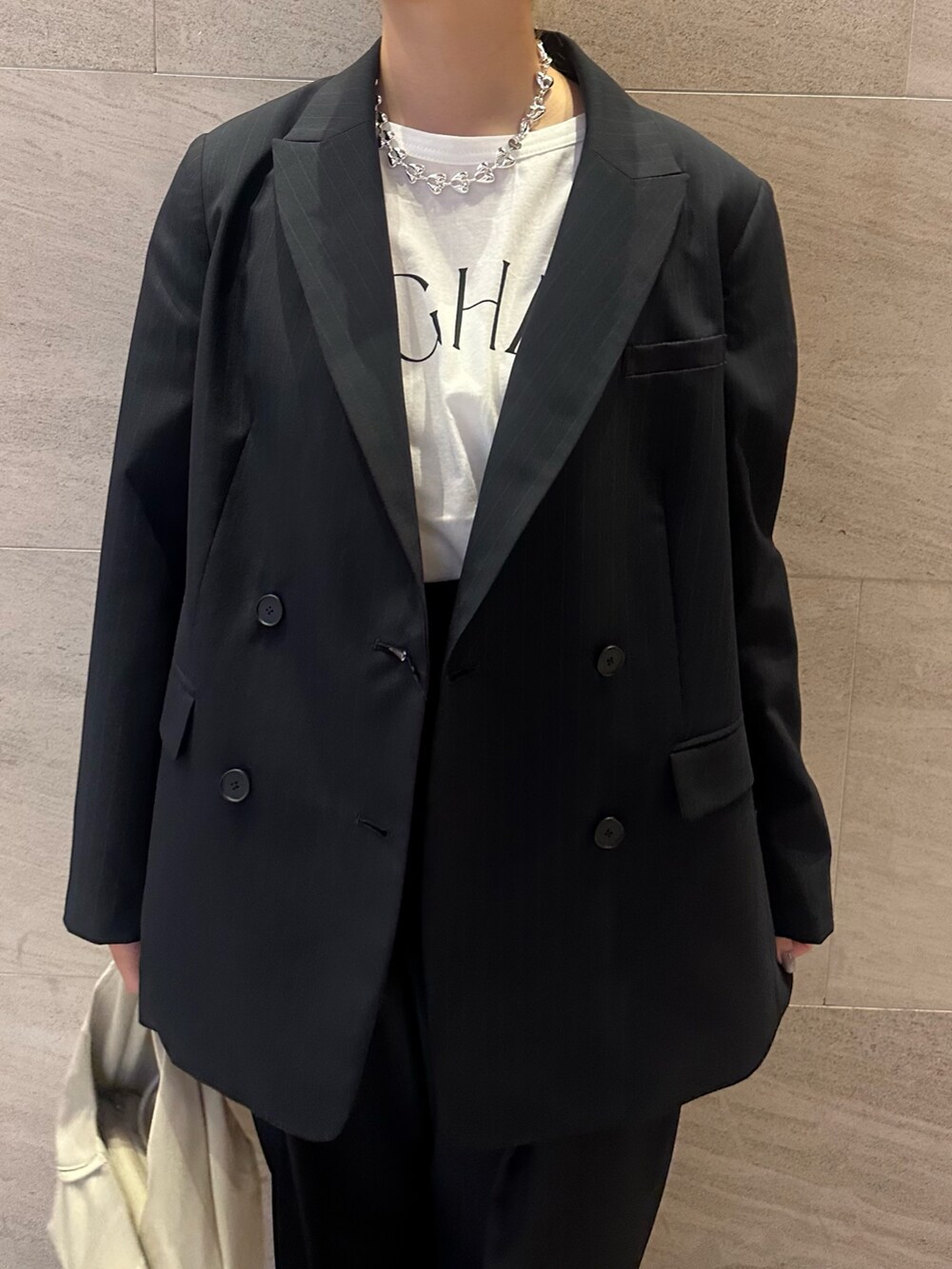 ブルー系のその他アウター、ブルー系のその他パンツ、ホワイト系のTシャツ/カットソーを着用したレディースの秋コーディネートの2枚目の写真