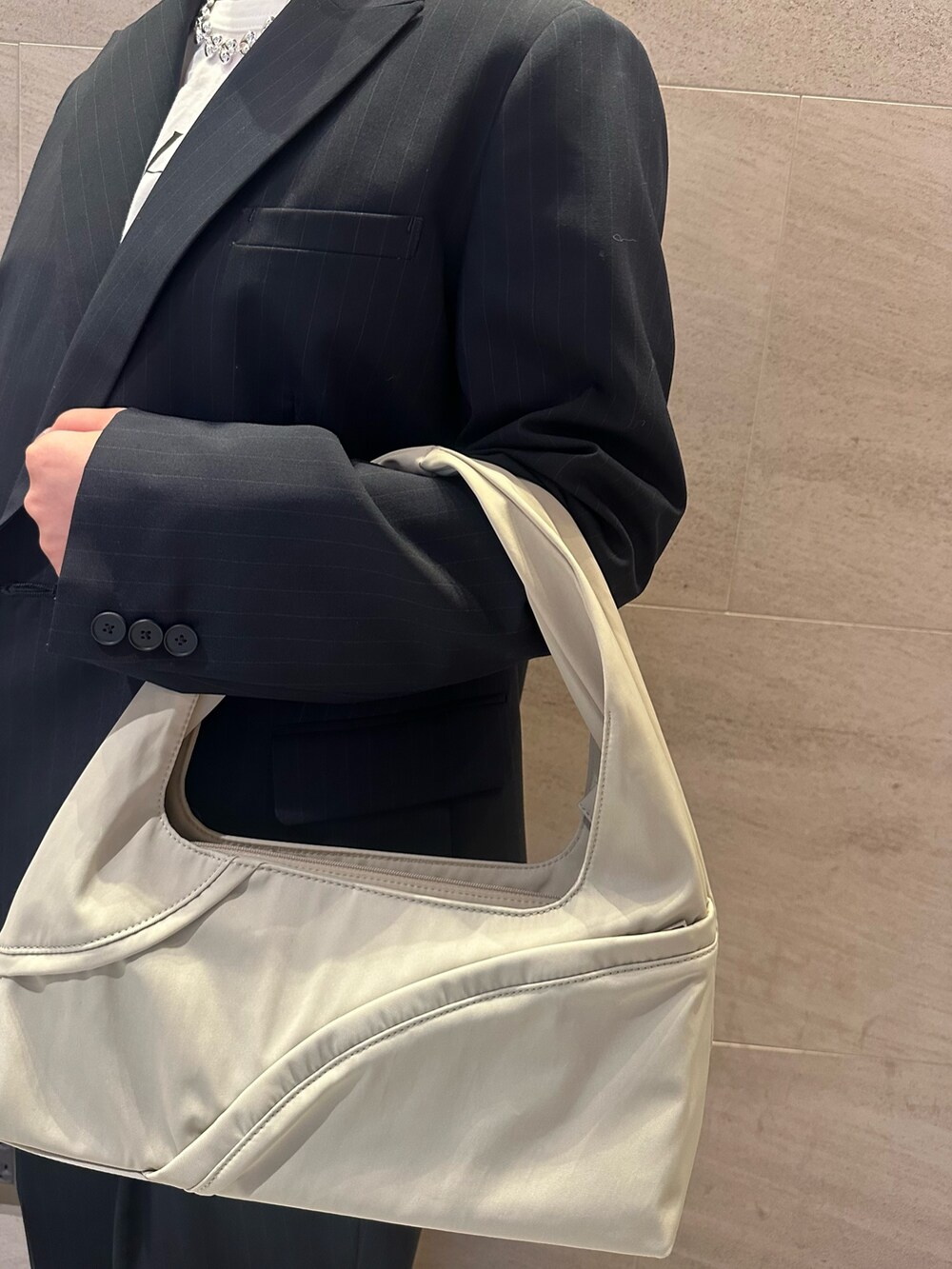 ブルー系のその他アウター、ブルー系のその他パンツ、ホワイト系のTシャツ/カットソーを着用したレディースの秋コーディネートの4枚目の写真