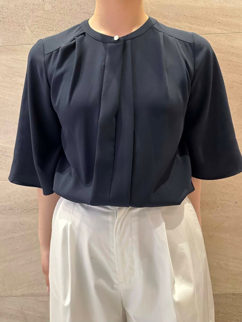 ブラック系のローファー、ブルー系のシャツ/ブラウス、ホワイト系のその他パンツを着用したレディースの春コーディネートの5枚目の写真