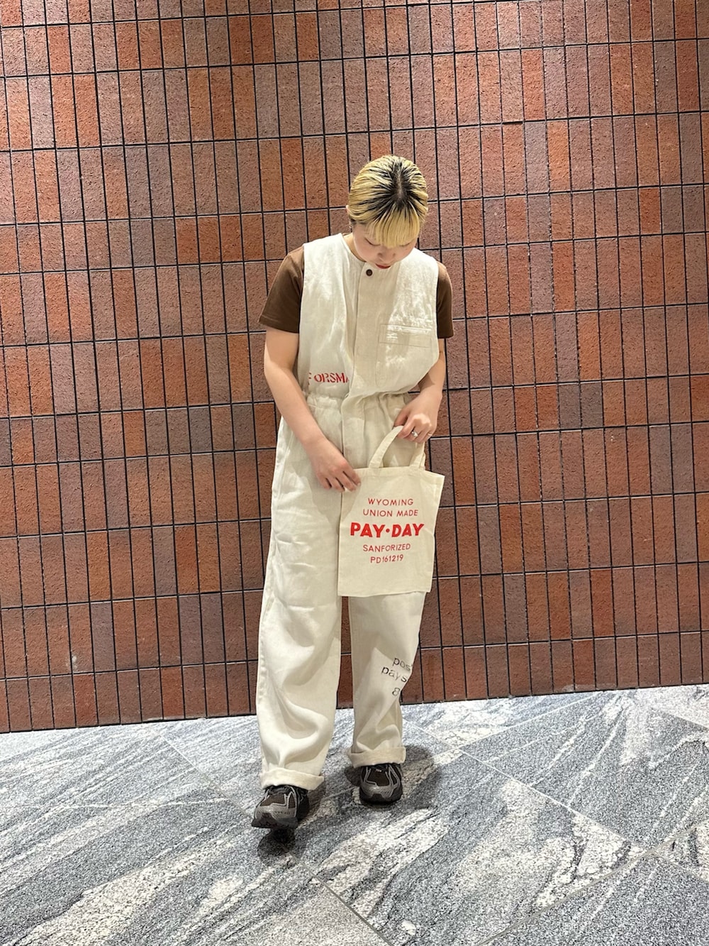 ベージュ系のその他パンツ、ブラウン系のTシャツ/カットソー、ブラウン系のスニーカーを着用したレディースの春コーディネートの2枚目の写真