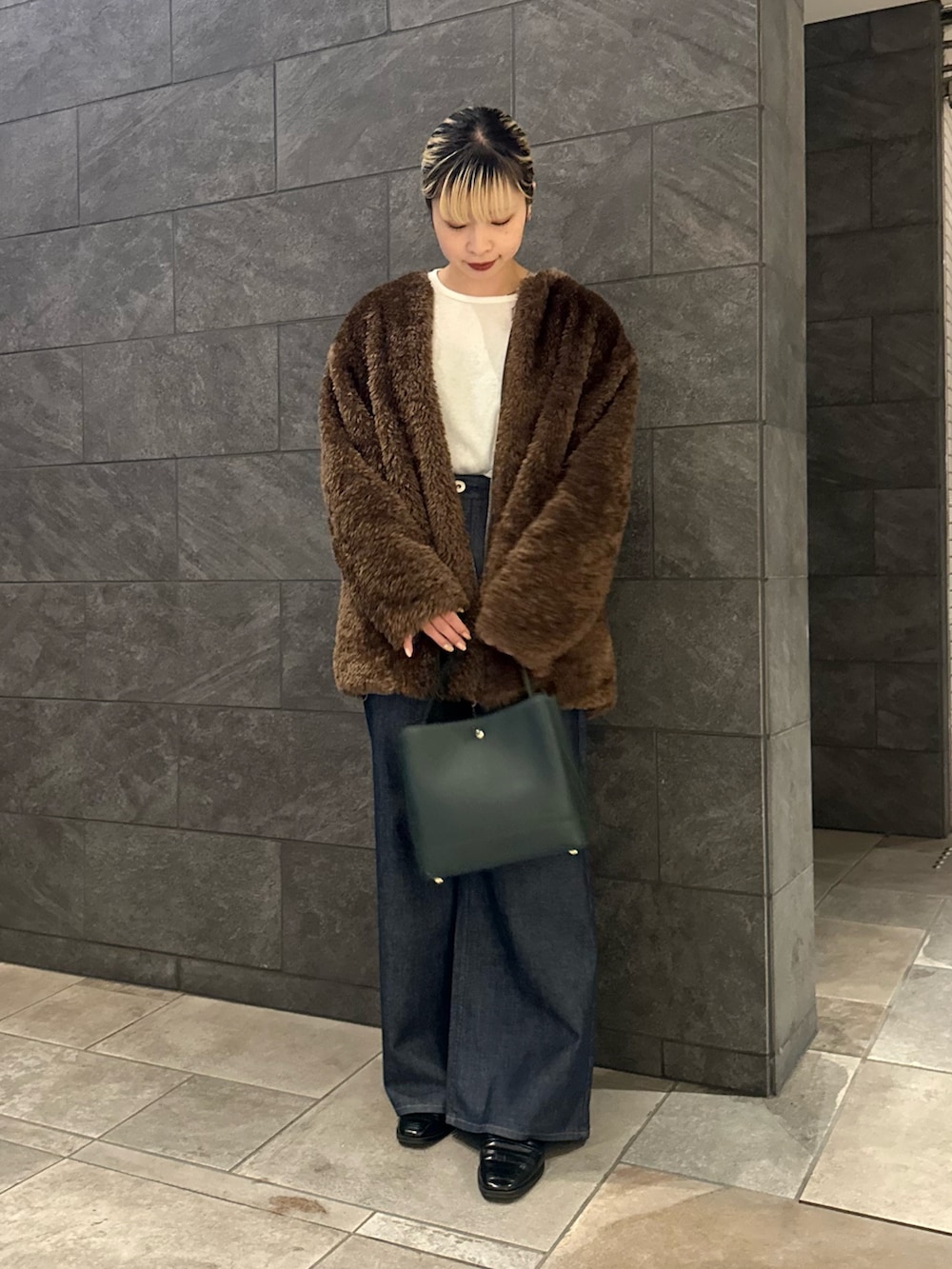 ブラウン系のノーカラージャケット、ホワイト系のTシャツ/カットソー、ブルー系のデニムパンツを着用したレディースの秋コーディネートの3枚目の写真