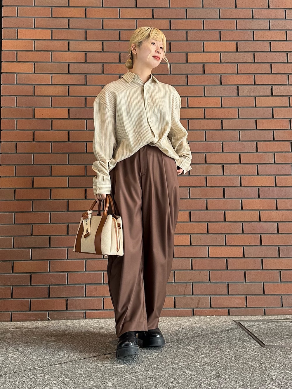 その他のシャツ/ブラウス、ブラウン系のその他パンツ、ホワイト系のハンドバッグを着用したレディースの春コーディネートの4枚目の写真