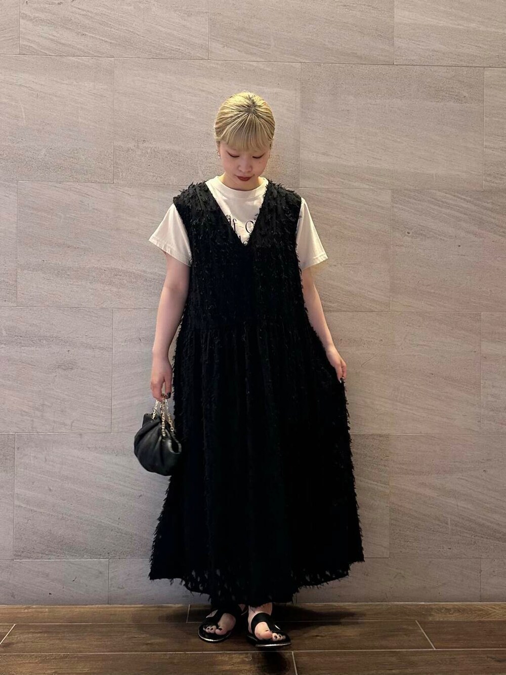 ベージュ系のTシャツ/カットソー、ブラック系のワンピースを着用したレディースの夏コーディネートの4枚目の写真