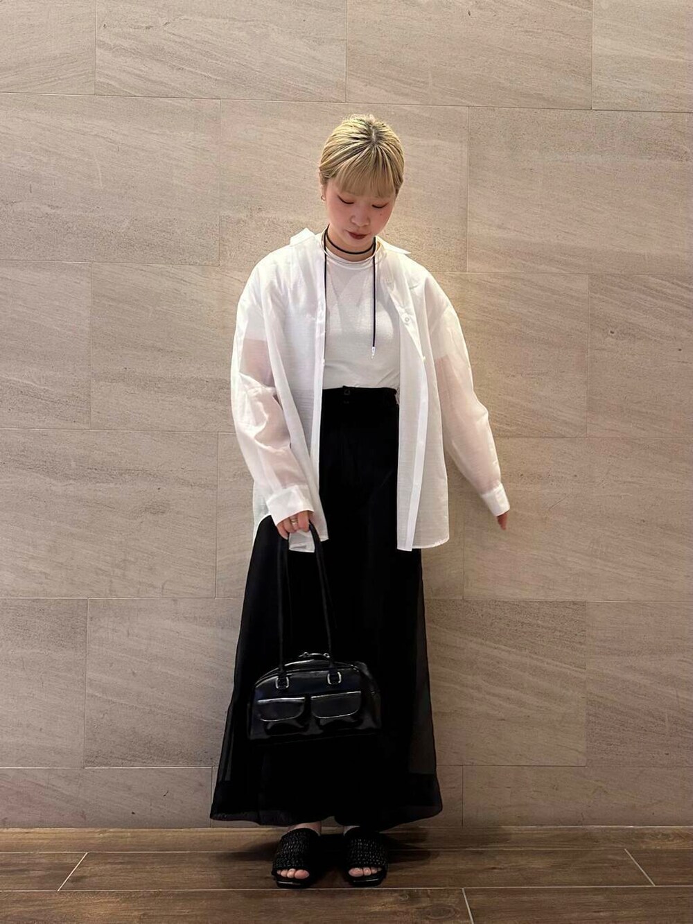 ブラック系のその他パンツ、ホワイト系のシャツ/ブラウス、ブラック系のボストンバッグを着用したレディースの春コーディネートの5枚目の写真