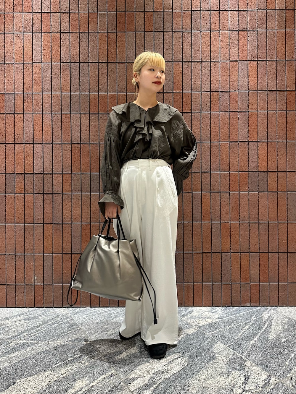 ブラウン系のシャツ/ブラウス、ホワイト系のデニムパンツ、シルバー系のショルダーバッグを着用したレディースの春コーディネートの2枚目の写真