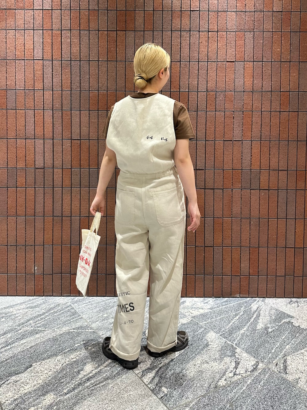 ベージュ系のその他パンツ、ブラウン系のTシャツ/カットソー、ブラウン系のスニーカーを着用したレディースの春コーディネートの3枚目の写真