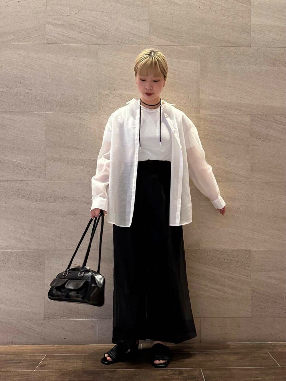 ブラック系のその他パンツ、ホワイト系のシャツ/ブラウス、ブラック系のボストンバッグを着用したレディースの春コーディネートの4枚目の写真