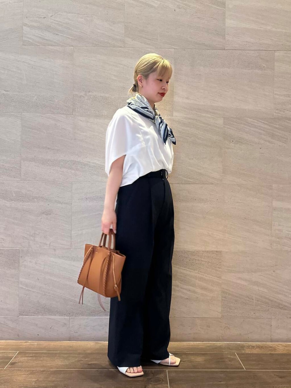 ブラウン系のショルダーバッグ、ブルー系のその他パンツ、ホワイト系のTシャツ/カットソーを着用したレディースの春コーディネートの2枚目の写真