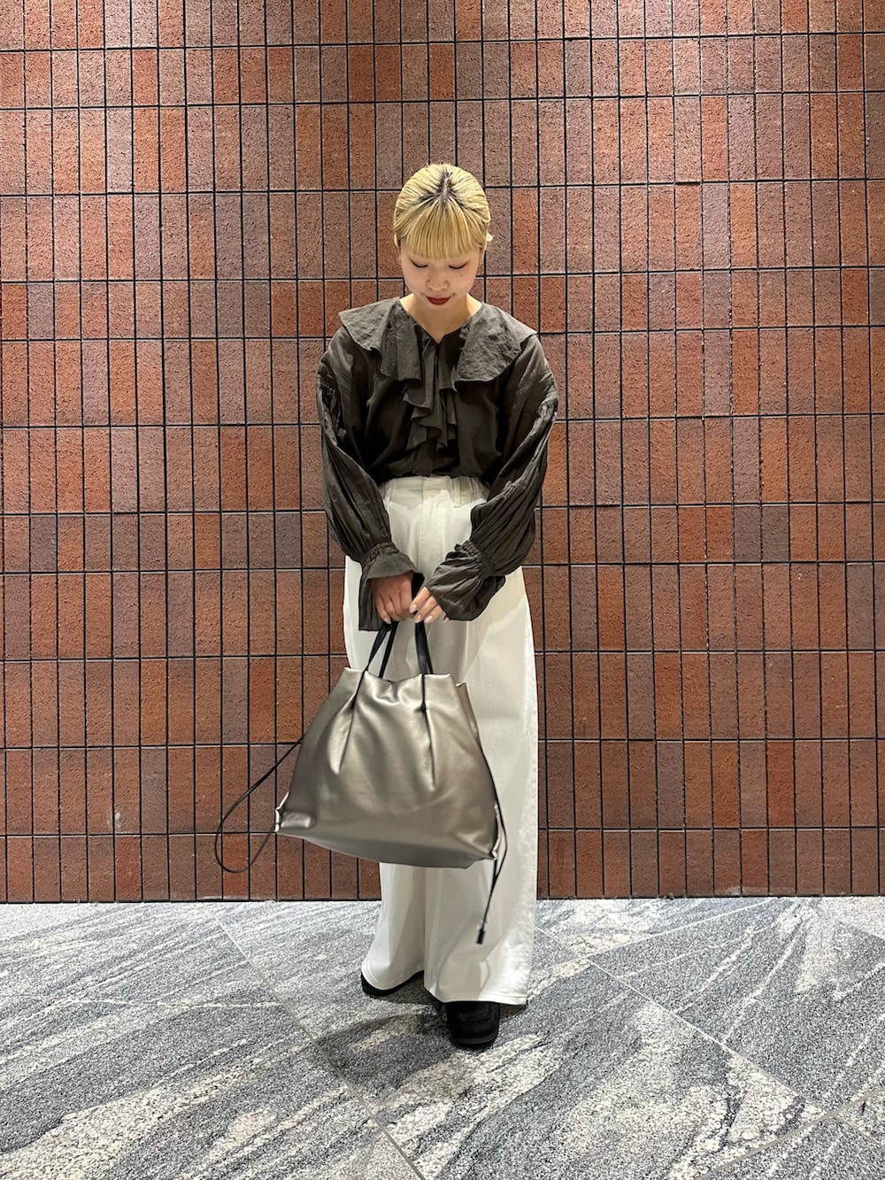 ブラウン系のシャツ/ブラウス、ホワイト系のデニムパンツ、シルバー系のショルダーバッグを着用したレディースの春コーディネートの4枚目の写真