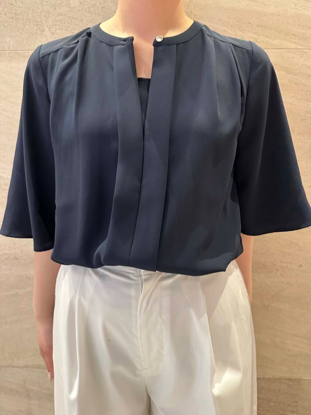 ブラック系のローファー、ブルー系のシャツ/ブラウス、ホワイト系のその他パンツを着用したレディースの春コーディネートの4枚目の写真