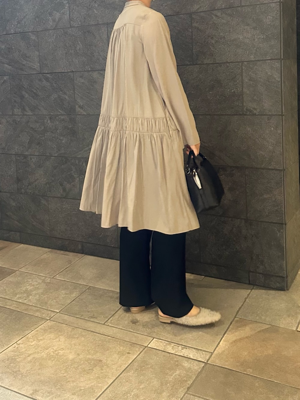 グレー系のワンピース、ブラック系のその他パンツ、ベージュ系のその他シューズを着用したレディースの秋コーディネートの2枚目の写真