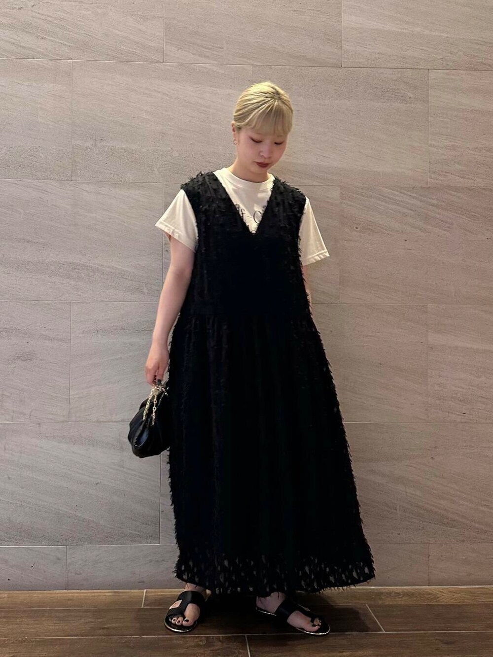 ベージュ系のTシャツ/カットソー、ブラック系のワンピースを着用したレディースの夏コーディネートの6枚目の写真