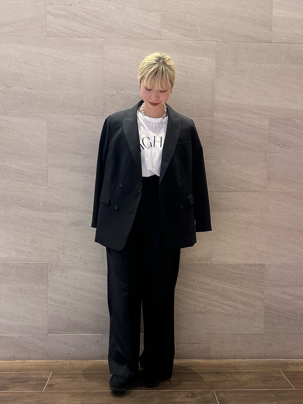 ブルー系のその他アウター、ブルー系のその他パンツ、ホワイト系のTシャツ/カットソーを着用したレディースの秋コーディネートの3枚目の写真