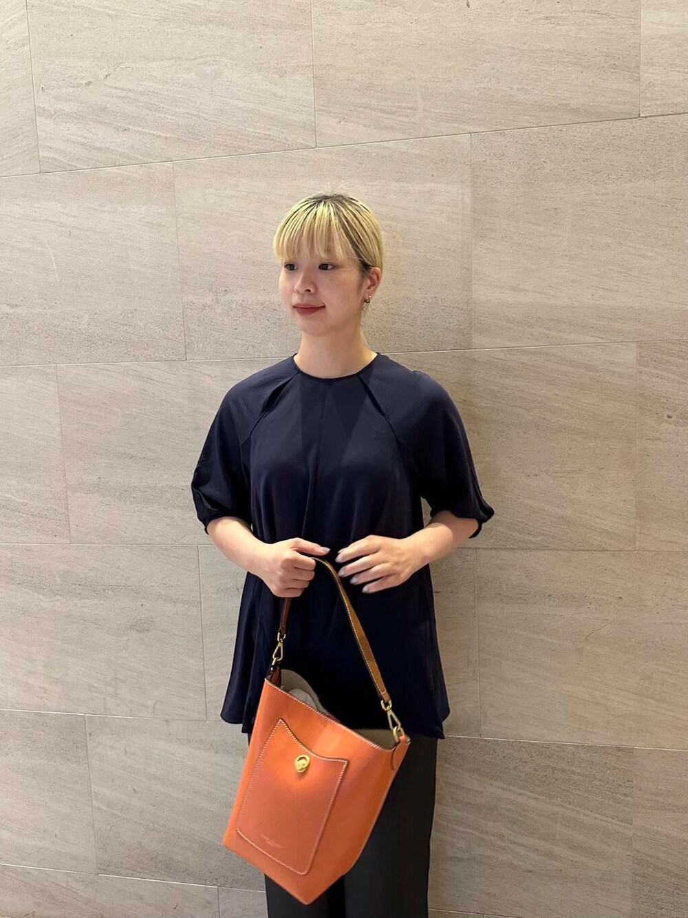 ブルー系のTシャツ/カットソー、ベージュ系のその他シューズを着用したレディースの夏コーディネートの4枚目の写真