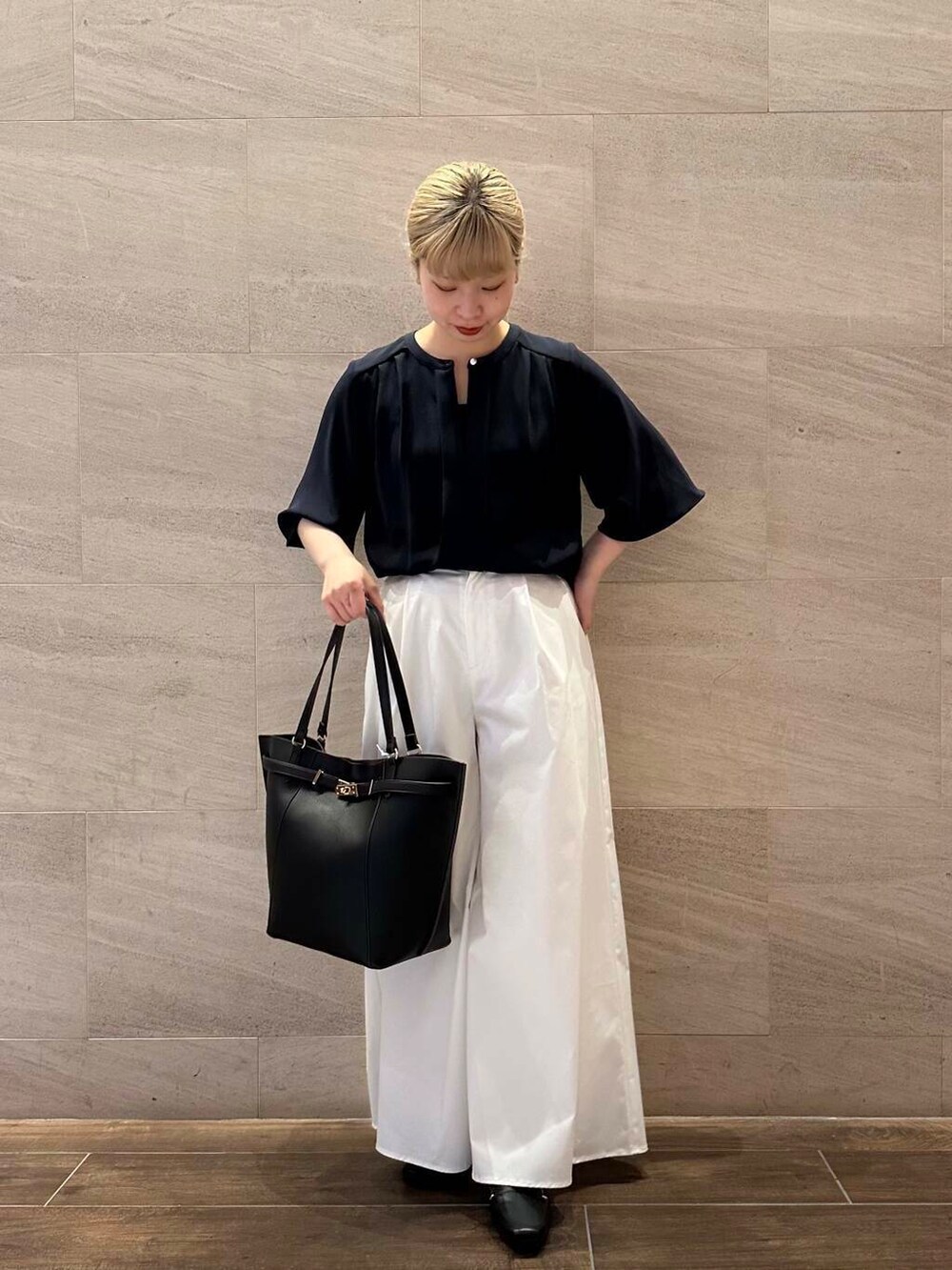 ブラック系のローファー、ブルー系のシャツ/ブラウス、ホワイト系のその他パンツを着用したレディースの春コーディネートの3枚目の写真