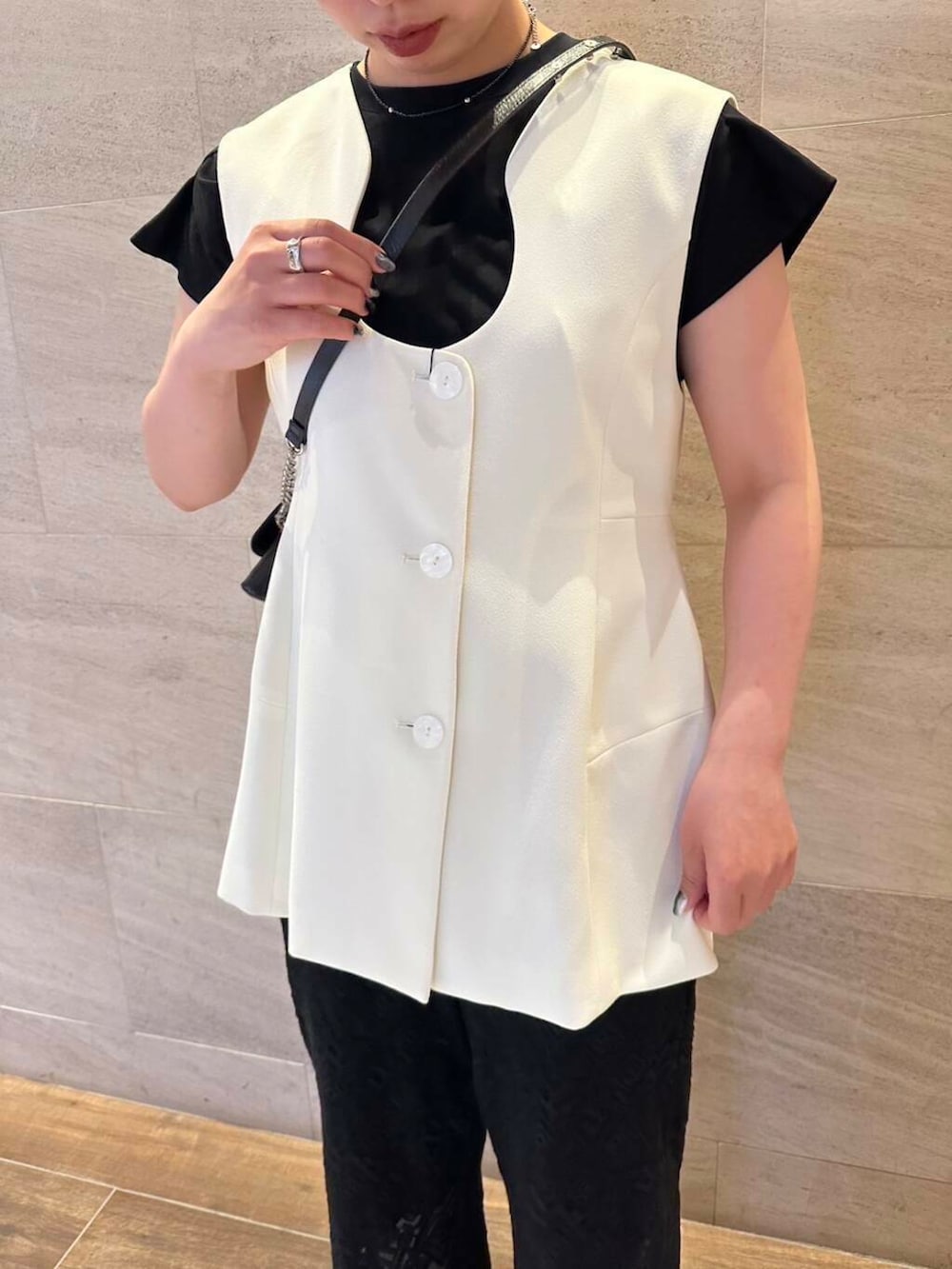 ホワイト系のサンダル、ブラック系のTシャツ/カットソー、ブラック系のその他パンツを着用したレディースの夏コーディネートの4枚目の写真