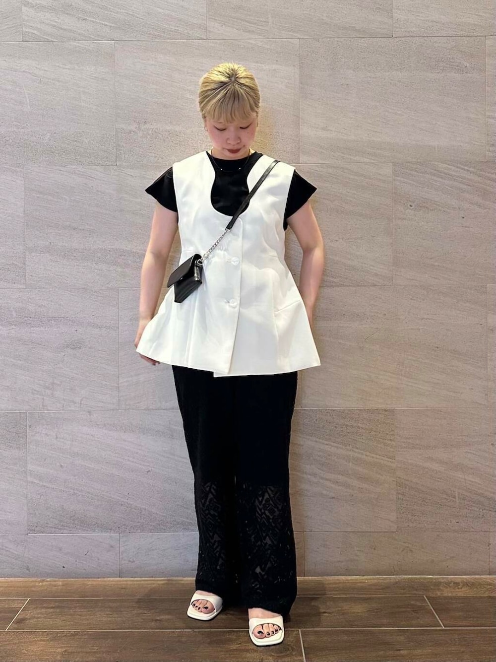 ホワイト系のサンダル、ブラック系のTシャツ/カットソー、ブラック系のその他パンツを着用したレディースの夏コーディネートの2枚目の写真