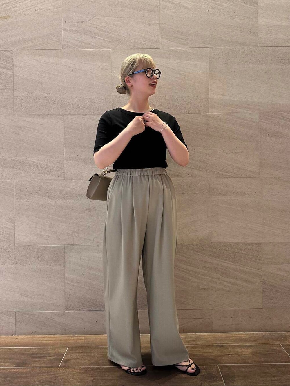 ベージュ系のその他パンツ、ベージュ系のショルダーバッグ、ブラック系のTシャツ/カットソーを着用したレディースの夏コーディネートの4枚目の写真